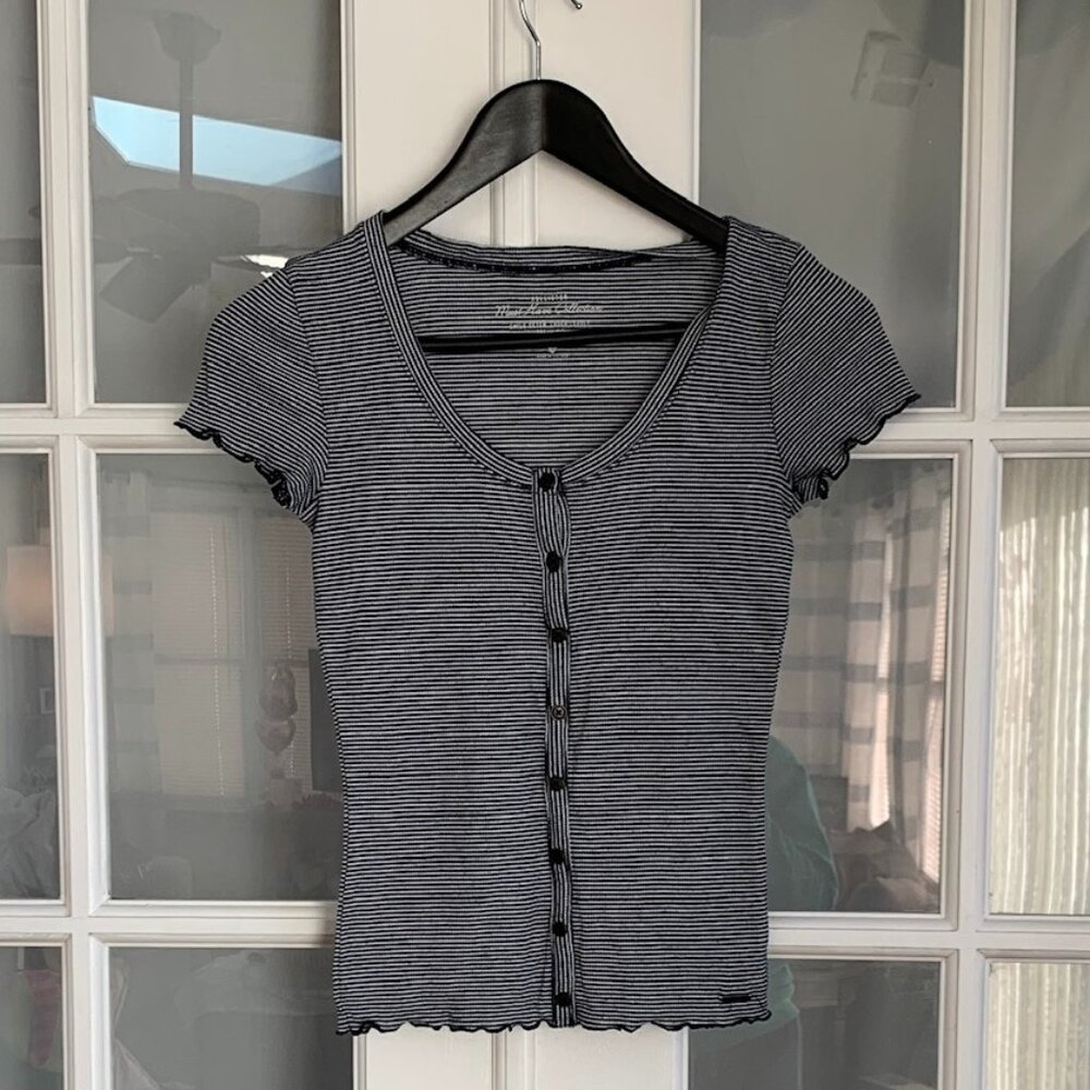 Hollister Button Front Lettuce Hem Ribbed Scoop Neck SHoer Sleeve T-Shirt